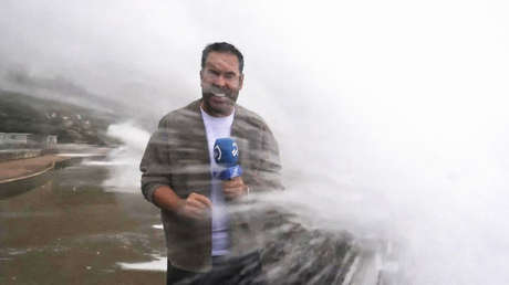 VIDEO: Enorme ola 'se traga' un periodista en directo