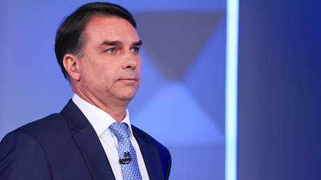 El momento en que Flávio Bolsonaro se disculpa ante Lula tras llamarlo "nueve dedos" (VIDEO)