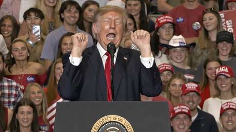 VIDEO: El gesto y el gemido perturbador de Trump ante el público en pleno mitin