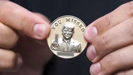 "Fallaron, hijos de puta": Sorprenden a Trump con una moneda que desafía a sus atacantes (VIDEO)