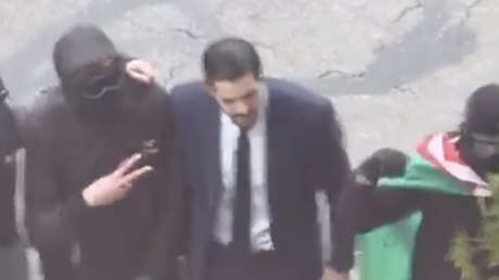 Encapuchados posan junto a un político en medio de violentos disturbios en Francia (VIDEO)