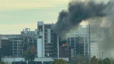 VIDEOS: Arde gran planta de molienda y proyecta columna de humo sobre ciudad de EE.UU.