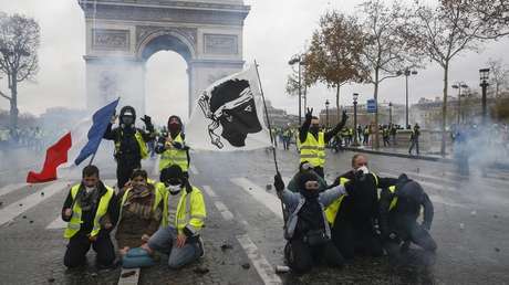 Chalecos amarillos llaman a nueva protesta ante la "deriva autoritaria" de Macron