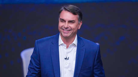 Flávio Bolsonaro emite su voto en la segunda vuelta de las presidenciales en Brasil