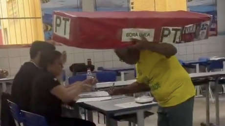 Vota cargando un ataúd en hombros: el colorido de las elecciones en Brasil (VIDEO)