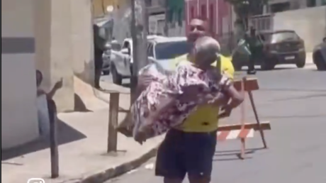 VIDEO: Anciana enferma le pide a su hijo que la lleve en brazos para votar por última vez por Lula