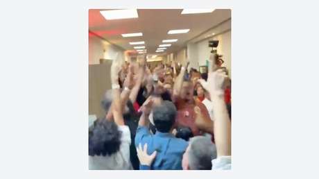 VIDEO: Emotivo festejo en el comité de Lula tras confirmarse su victoria sobre Flávio Bolsonaro