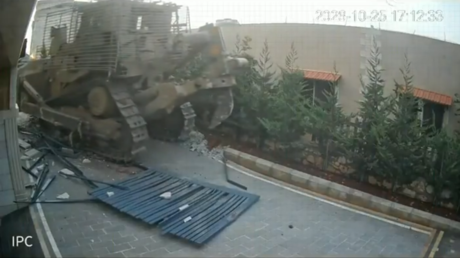 VIDEO: Soldados israelíes destruyen una casa en el sur del Líbano con una excavadora
