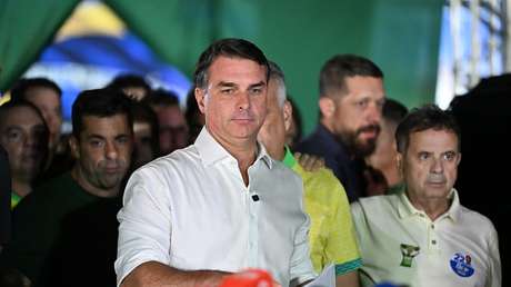 Flávio Bolsonaro dice que la Policía de Brasil le solicitó que entregue su pasaporte