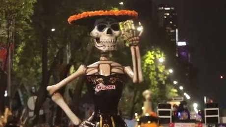 Ciudad de México se llena de 'muertos' en bicicleta en un espectacular VIDEO