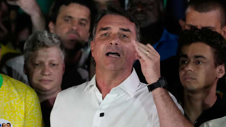 Eduardo Bolsonaro niega que su hermano Flávio se haya fugado de Brasil
