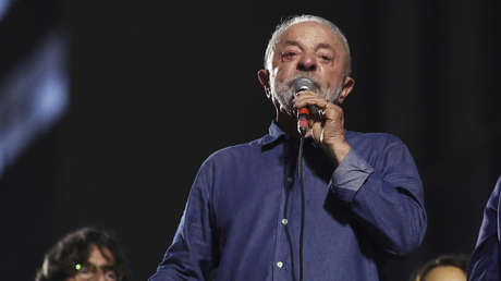 "Quien sale escondido de su país, algo debe": Lula cuestiona la "vergonzosa" fuga de Flávio Bolsonaro