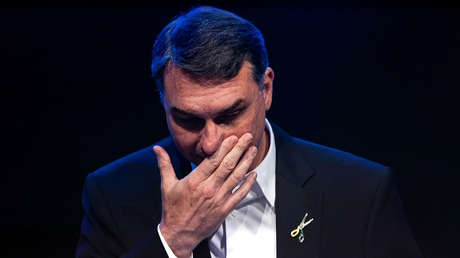 Diputados brasileños piden emitir una alerta roja de Interpol contra Flávio Bolsonaro
