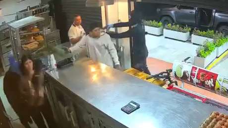 VIDEO: Cámara capta el brutal secuestro de una joven en una panadería