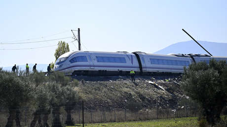 FOTOS: Un riel atraviesa un vagón de uno de los trenes accidentados en España