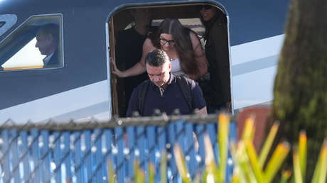 VIDEO: El momento en que Flávio Bolsonaro baja de su avión privado en EE.UU.