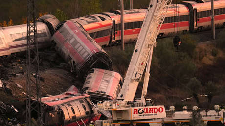 Tren de mantenimiento descarrila y provoca cierre de una línea en España el mismo día del mortal choque de trenes de pasajeros
