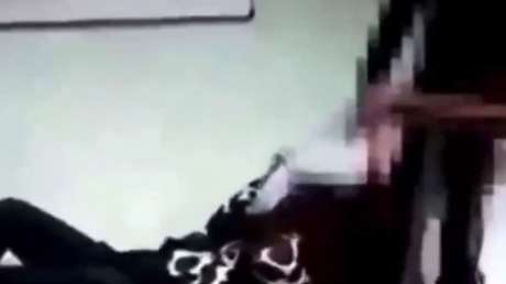 VIDEO: Docente es brutalmente agredida por una estudiante a la que le pidió que guardara el celular