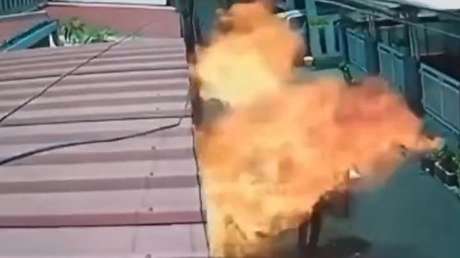 VIDEO: Vendedor de comida queda envuelto en una enorme bola de fuego tras una explosión de gas