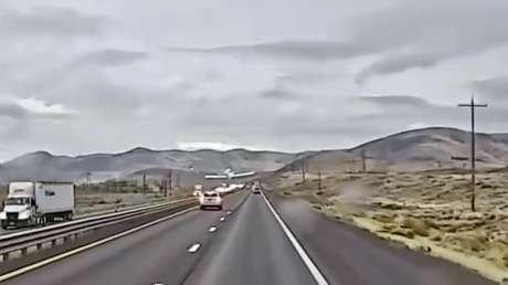 Caos y asombro: Una avioneta aterriza de emergencia sobre una autopista (VIDEO)