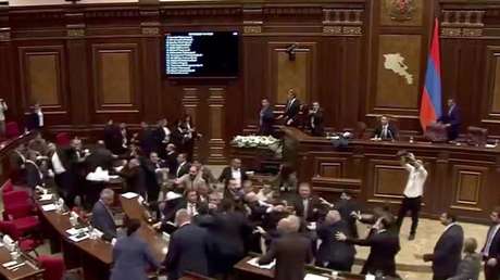 VIDEO: Acalorado debate termina en batalla campal en el Parlamento de una exrepública soviética