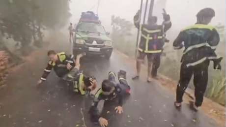 Entre lágrimas y piruetas: Bomberos explotan de emoción tras fuerte lluvia en una zona devastada por incendios (VIDEO)