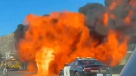 VIDEO: Vehículo explota en plena vía y causa enormes llamaradas