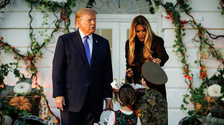 VIDEO: Trump regala dulces de Halloween a un 'tanquista soviético'