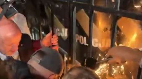 Rompen con una amoladora la cadena del Tribunal Constitucional de Polonia, en medio de disturbios (VIDEO)
