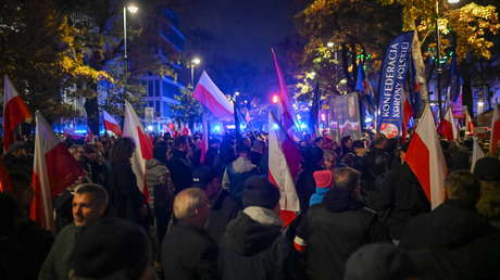 Policías antidisturbios y manifestantes: la tensión frente al Tribunal Constitucional de Polonia, en FOTOS