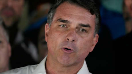 Flávio Bolsonaro, ridiculizado en redes tras proclamarse líder de Brasil desde EE.UU.