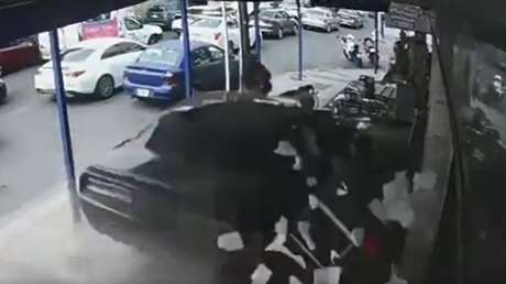 Chocante momento en que conductor imprudente causa mortal tragedia frente a local de comida en la CDMX (VIDEO)
