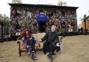 Hotel de basura construido en Madrid para mostrar cara oculta del turismo de masa