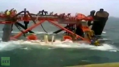 Video: Parte de una plataforma petrolera iraní naufraga en el golfo Pérsico