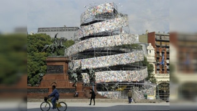 Inauguran en Buenos Aires una 'Torre de Babel' hecha con 30.000 libros