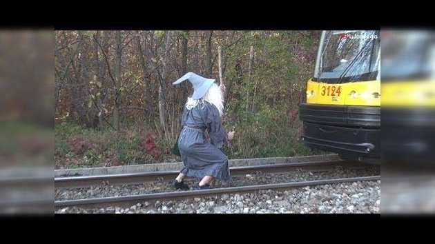Un hombre disfrazado de Gandalf detiene un tranvía: “¡No Pasarás!”