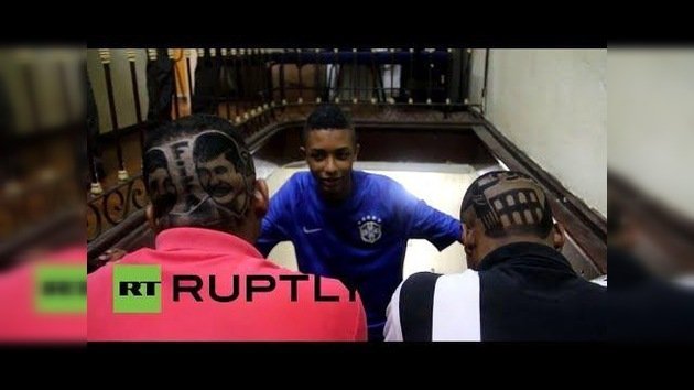 Nueva moda en las favelas de Río: cortes de pelo para recibir el Mundial