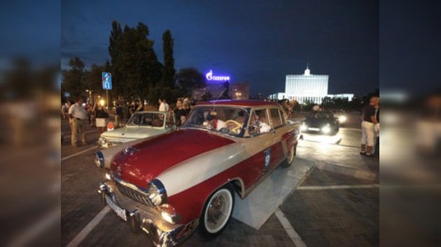 Los automóviles 'retro' recorren la noche de Moscú