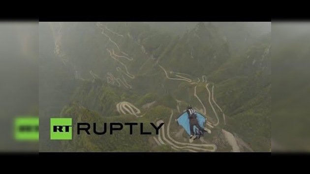Espeluznante video: dos rusos sobrevuelan un parque nacional chino