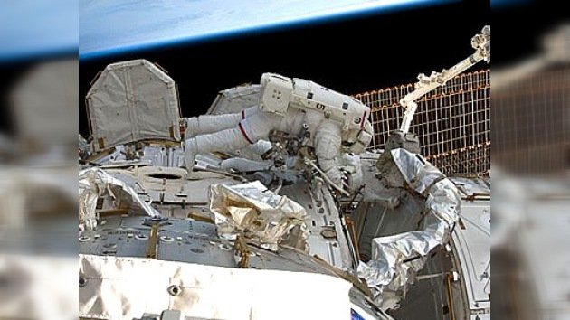  Astronautas del Discovery completan tareas de segunda salida al espacio