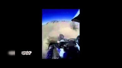 Un mal salto en motocicleta deportiva en pleno desierto