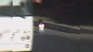 Niño sale ileso tras gatear por carretera llena de coches