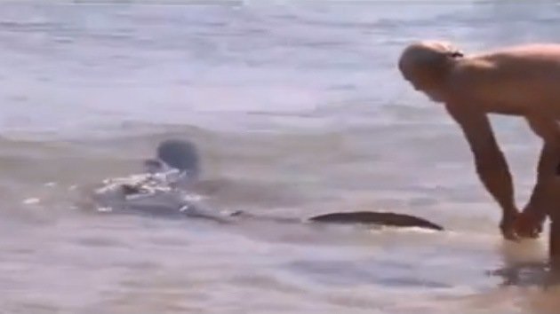 Un británico pierde el trabajo tras salvar a unos niños de un tiburón