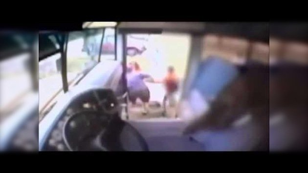 Conductora patea a una niña autista en un autobús escolar