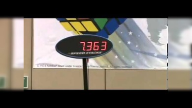 Un joven arma un cubo mágico en 7,36 segundos