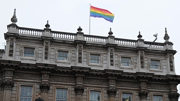 La bandera gay ondea en la oficina del Gabinete de Ministros del Reino Unido