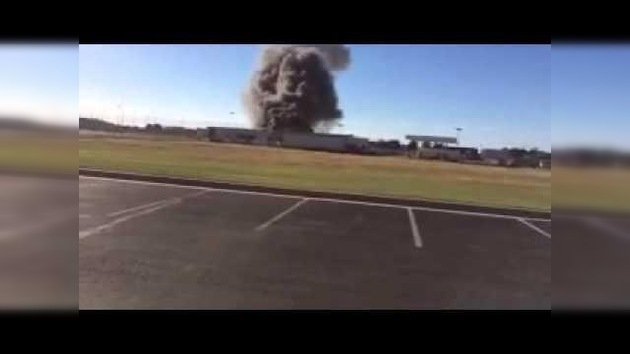 Un avión se estrella contra un edificio aeroportuario en Kansas, EE.UU.