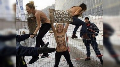 Protesta en cueros contra la pobreza en Davos