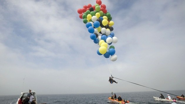 Fotos: Un sudafricano realiza un vuelo sobre el Océano Atlántico usando 200 globos