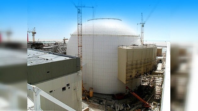 Los técnicos rusos realizan una prueba en la central nuclear en Irán